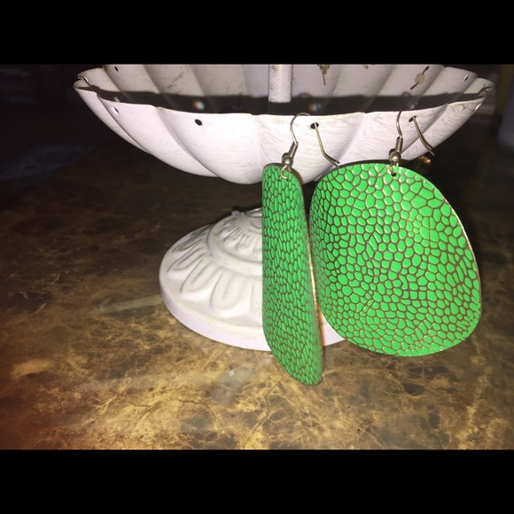 Green gold stream earrings. - Picture 3 of 3